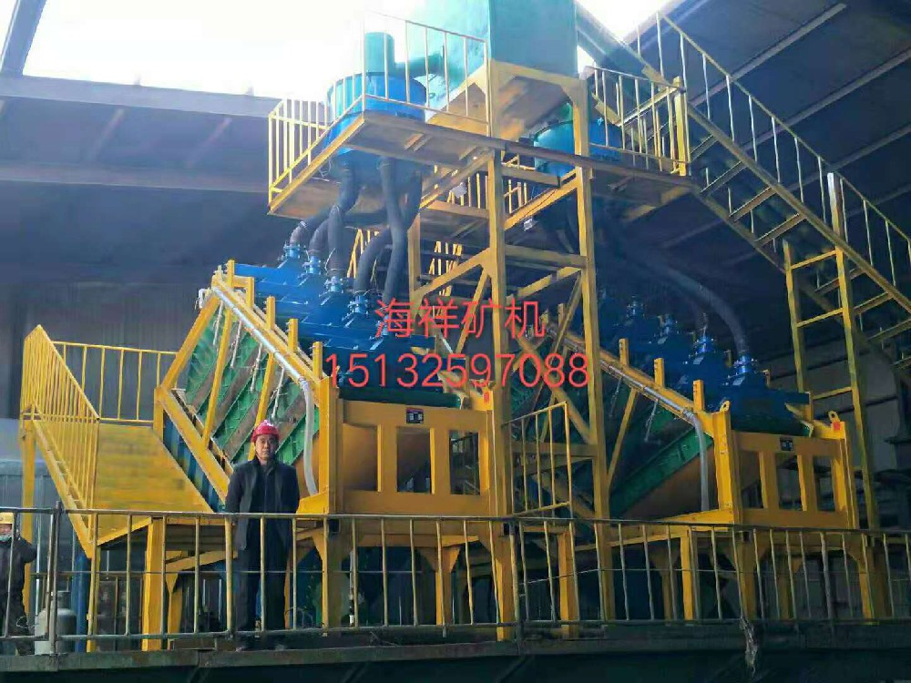 遵化市遠創(chuàng)科技有限責任公司售后人員為疊層篩客戶檢修設備