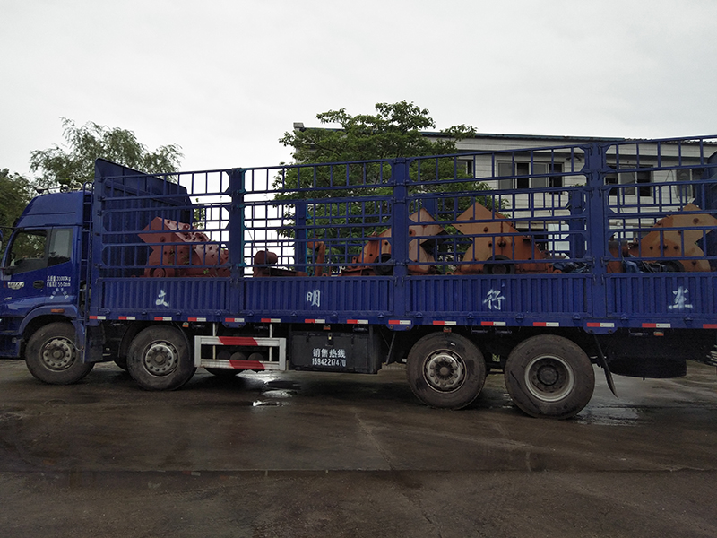 海祥疊層篩廠家的破碎設(shè)備不斷發(fā)貨，那么我們?nèi)绾芜x擇適合的破碎設(shè)備？