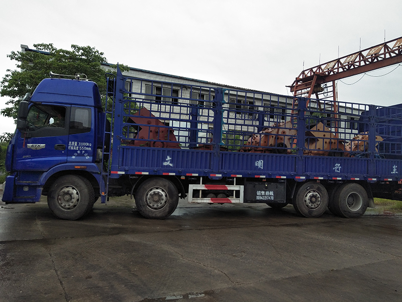 海祥疊層篩廠家的破碎設(shè)備不斷發(fā)貨，那么我們?nèi)绾芜x擇適合的破碎設(shè)備？