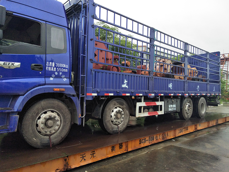 海祥疊層篩廠家的破碎設(shè)備不斷發(fā)貨，那么我們?nèi)绾芜x擇適合的破碎設(shè)備？