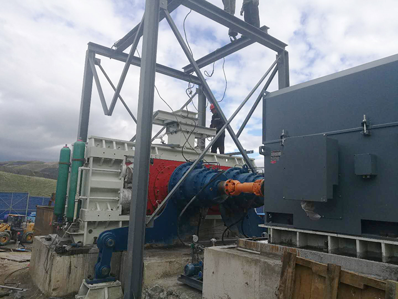 海祥疊層篩廠家的客戶們正在現(xiàn)場使用高壓輥磨機(jī)