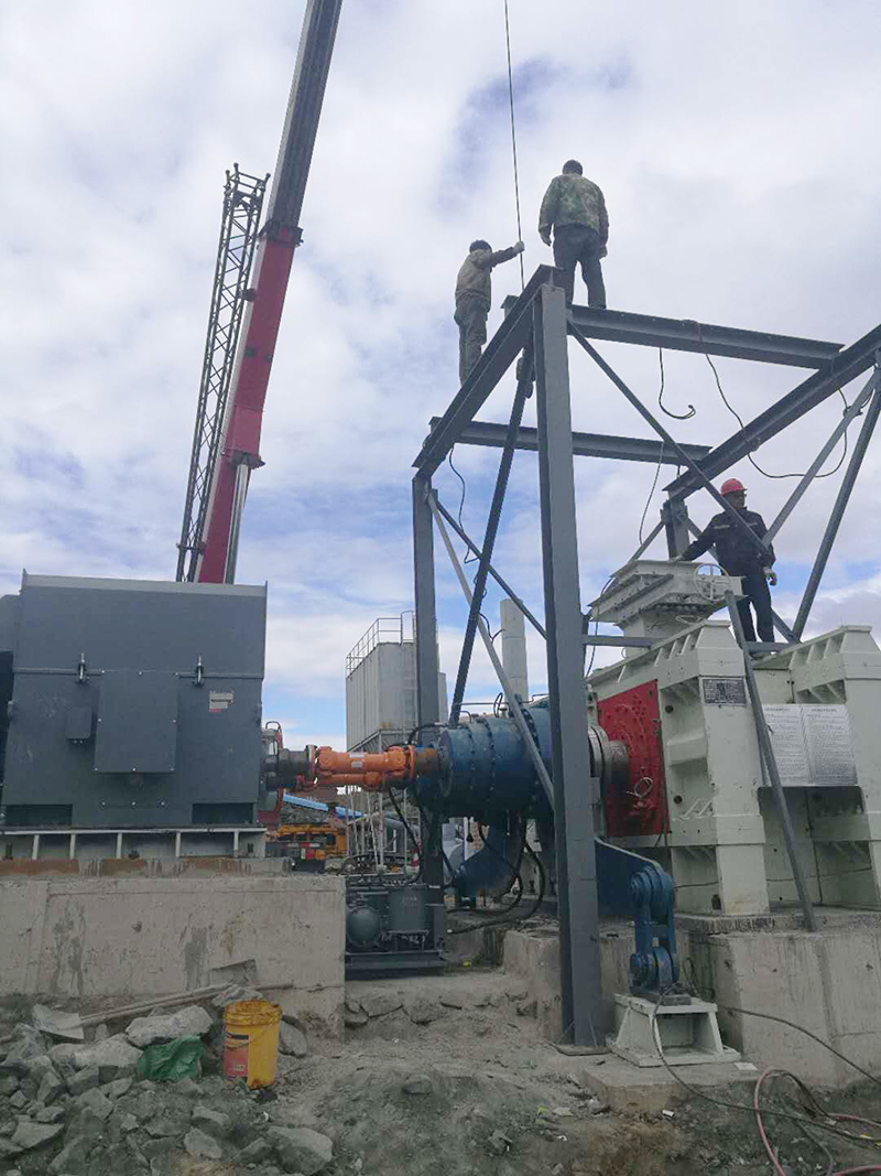 海祥疊層篩廠家的客戶們正在現(xiàn)場使用高壓輥磨機(jī)