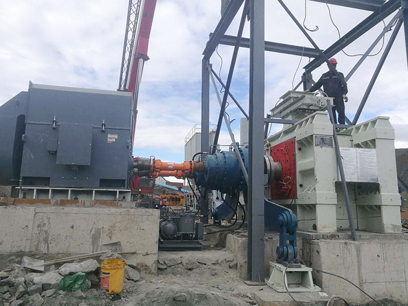 海祥疊層篩廠家的客戶們正在現(xiàn)場使用高壓輥磨機(jī)