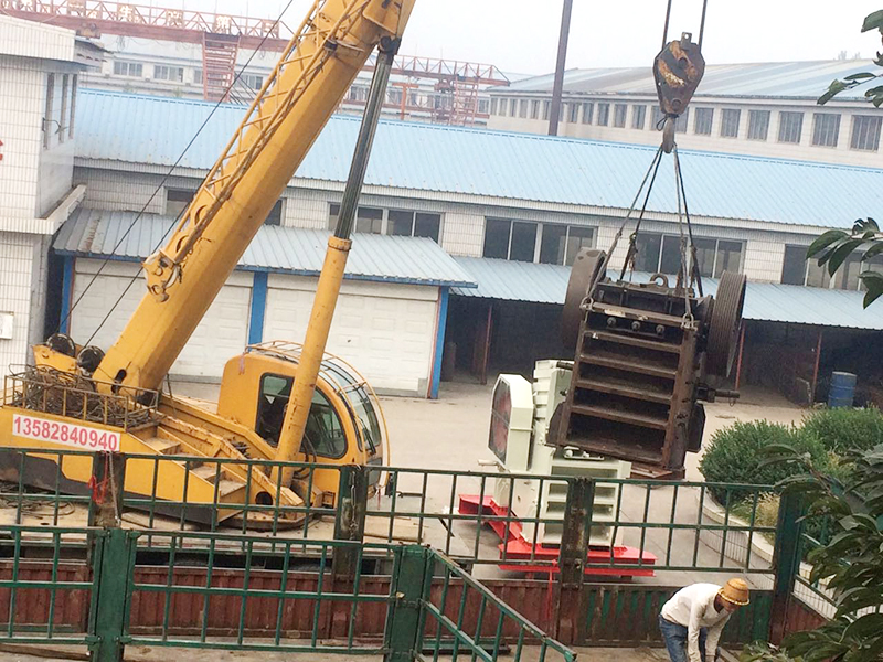 海祥疊層振動(dòng)篩廠家的V型破碎機(jī)在金秋來(lái)臨之際發(fā)貨啦！