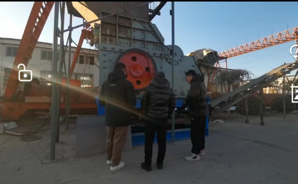 輥式破碎機(jī)、高壓輥磨機(jī)客戶(hù)來(lái)公司實(shí)地考察設(shè)備
