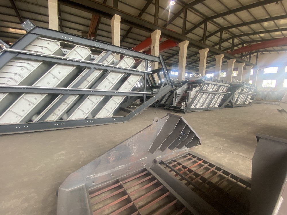 疊層高頻振動(dòng)細(xì)篩客戶選購(gòu)4臺(tái)